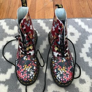 WOMENS SIZE 7 DOC MARTENS